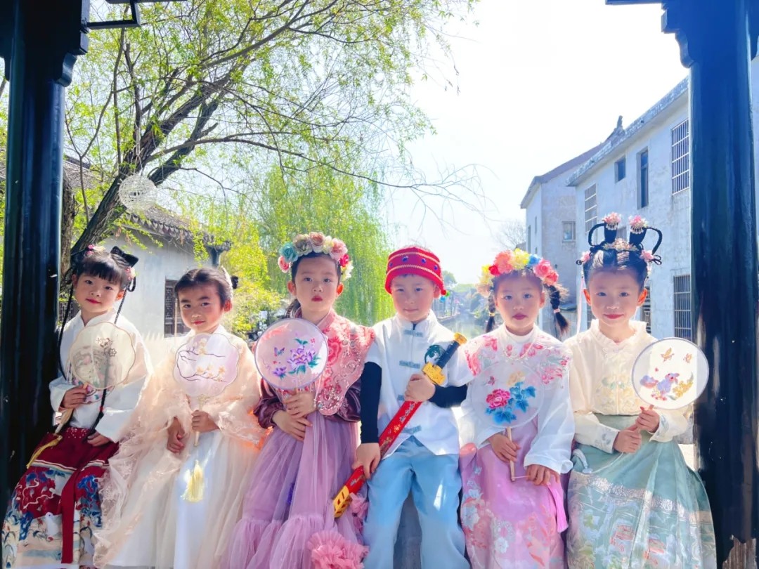【简讯】与古镇撞个满怀 赴一场春日之约——木渎中心幼儿园大班组远足活动